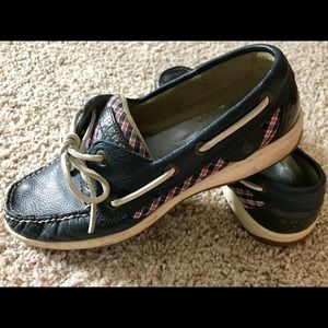 Navy and Red Sperrys